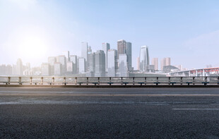 城市天际线与宽阔道路