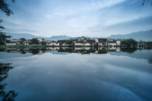 宁静湖面与远处山峦倒影