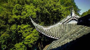 中式飞檐古建筑一角