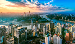 城市天际线的壮丽黄昏景色