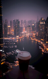 城市夜景与咖啡杯