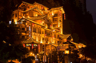 山间古寨夜景璀璨灯火