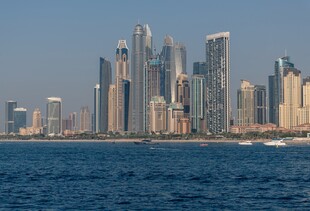 迪拜海滨城市天际线景观