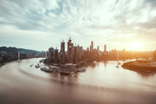 河畔城市日落壮丽景观