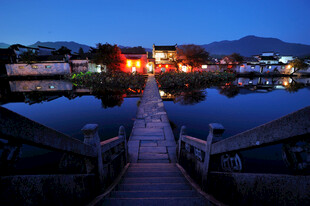 夜幕下的湖畔栈桥美景