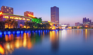 城市河畔璀璨夜景