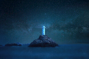 夜海孤岛上的发光灯塔