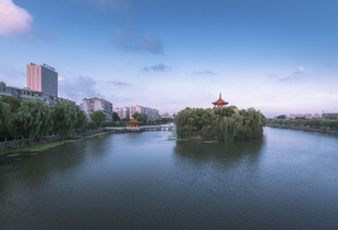 湖畔城市风光静谧美景