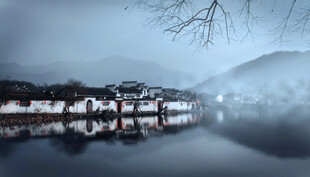 水墨江南静谧湖岸景致