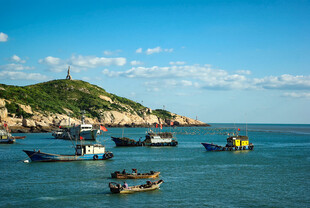 海上渔船与岸边风景