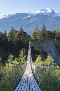 山间悬索桥望壮丽山景