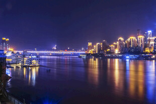 城市璀璨夜景下的宁静江面