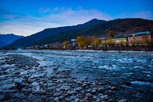 河畔碎石景远山暮色浓