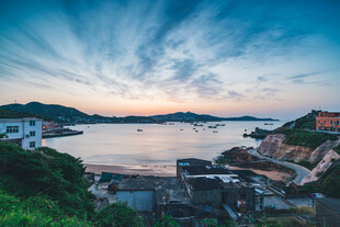 海边渔村日落美景