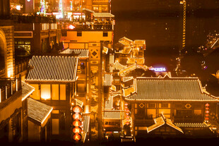 古街夜景灯火璀璨