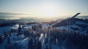 冬日雪岭日出美景