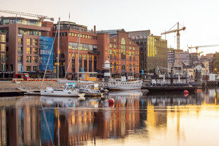 河畔多彩建筑与停泊船只