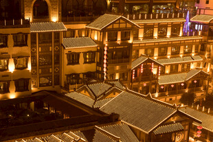 古街夜景灯火璀璨映建筑