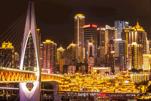 重庆璀璨夜景中的跨江大桥