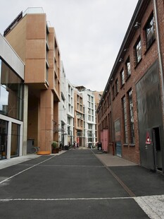 城市中安静的街道景象