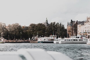 河畔建筑与停泊船只景观