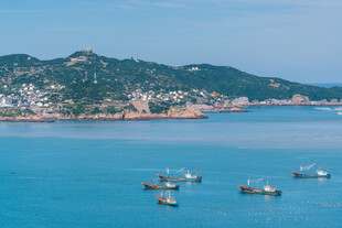 碧海轻舟伴岸边景致