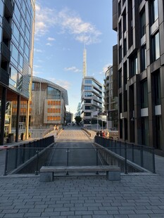 城市现代建筑间的开阔步道