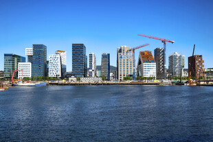 城市滨水建筑群与施工场景