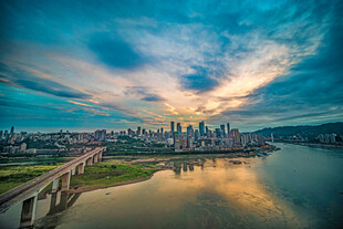 城市河畔壮丽黄昏美景