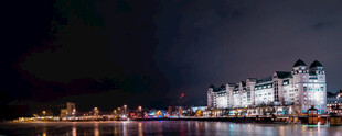 城市夜景璀璨灯光映照