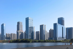 城市天际线临水高楼景观