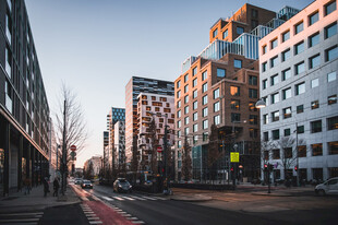 城市街道旁的现代建筑群
