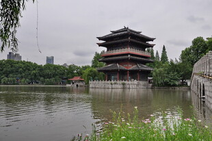 湖畔古亭映景