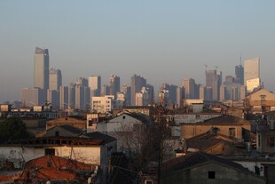 城市天际线与低矮建筑对比