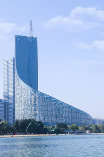 现代城市滨水摩天建筑群