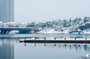 冬日湖畔雪景中的栈桥