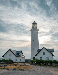 海边灯塔与小屋风景