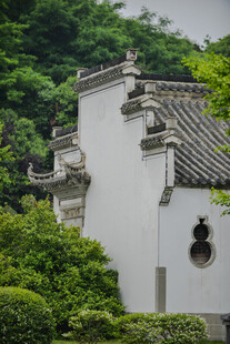 中式白墙古建绿意环绕