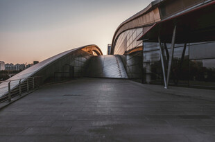黄昏下的现代建筑景观