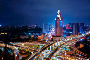 城市璀璨夜景与高架桥