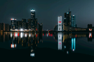 城市夜景倒影璀璨迷人