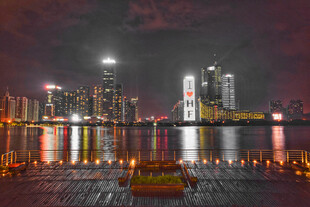 城市夜景中的璀璨水上风光