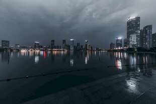 雨夜城市天际线倒影