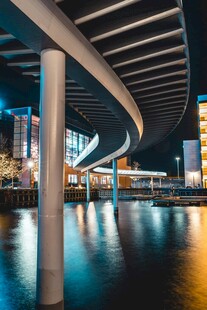城市夜景下的现代桥梁建筑