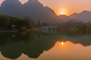 夕阳下山水相映的美景