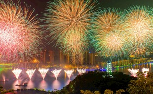 绚丽烟花绽放城市夜景