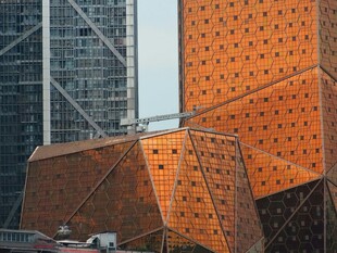 橙色几何造型建筑外观