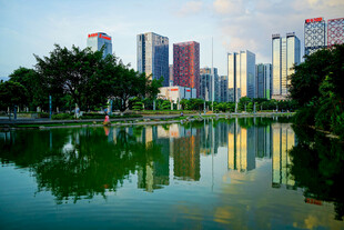城市湖畔美景