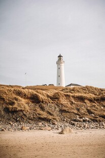 海边孤独矗立的白色灯塔