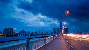 城市河畔夜景灯光绚丽